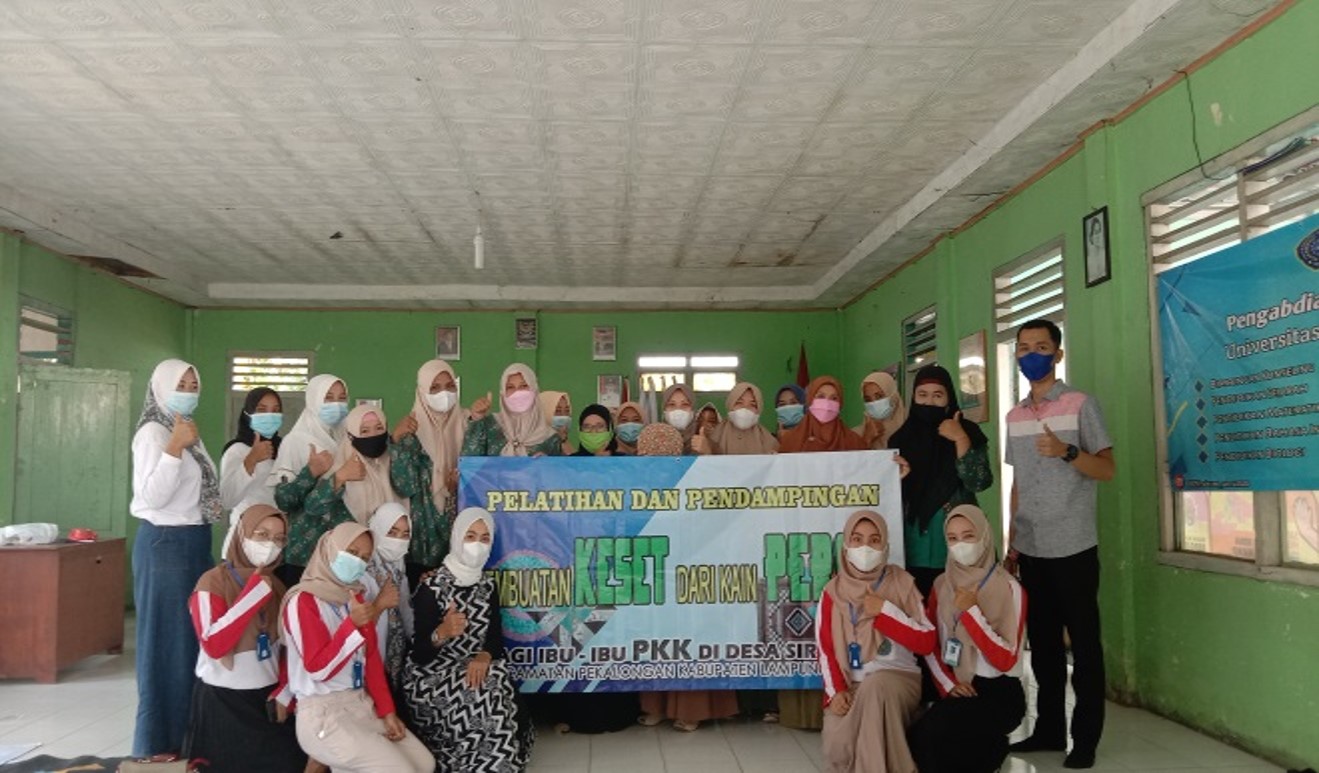 5 Dosen Pendidikan Matematika UM Metro Beri Pelatihan Pembuatan Keset dari Kain Perca