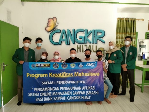 Tim PKM-PI Mahasiswa UM Metro Lakukan Penerapan Iptek Digitalisasi Bank Sampah Cangkir Hijau