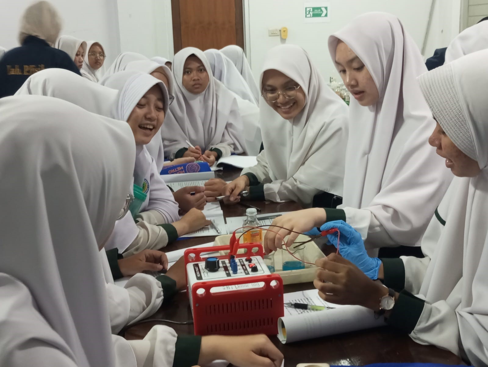 Wisata Praktikum IPA di Lab Terpadu UM Metro, Perkuat Pemahaman Konsep Sains Siswi MA Al Muhsin