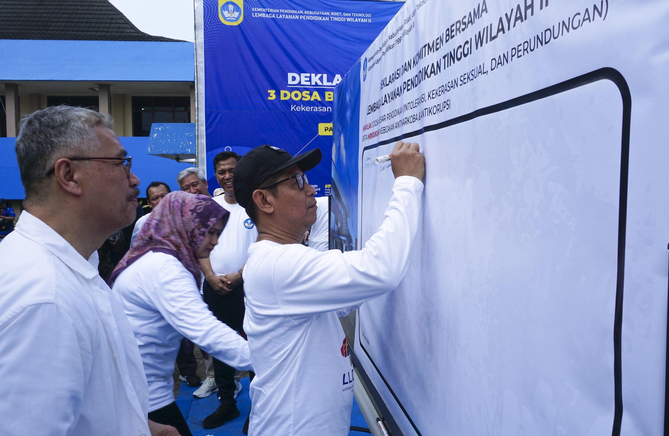 Rektor UM Metro Tandatangani Pakta Integritas Tolak 3 Dosa Besar Pendidikan
