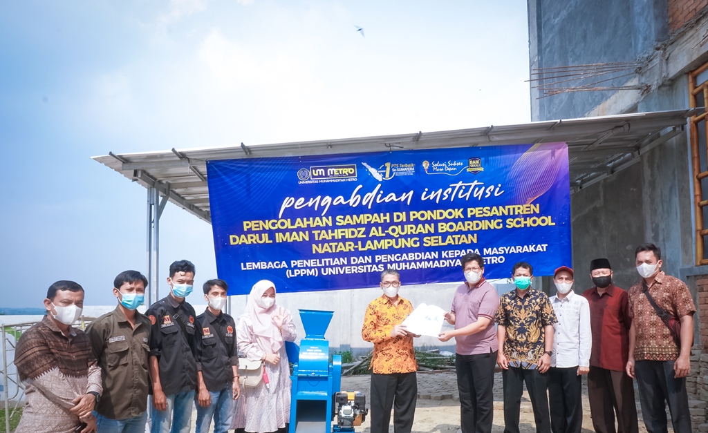 Rektor UM Metro Serahkan Mesin Pencacah Sampah dan Pupuk Pumakkal bagi Ponpes Tahfidz Qu'an Darul Iman Natar