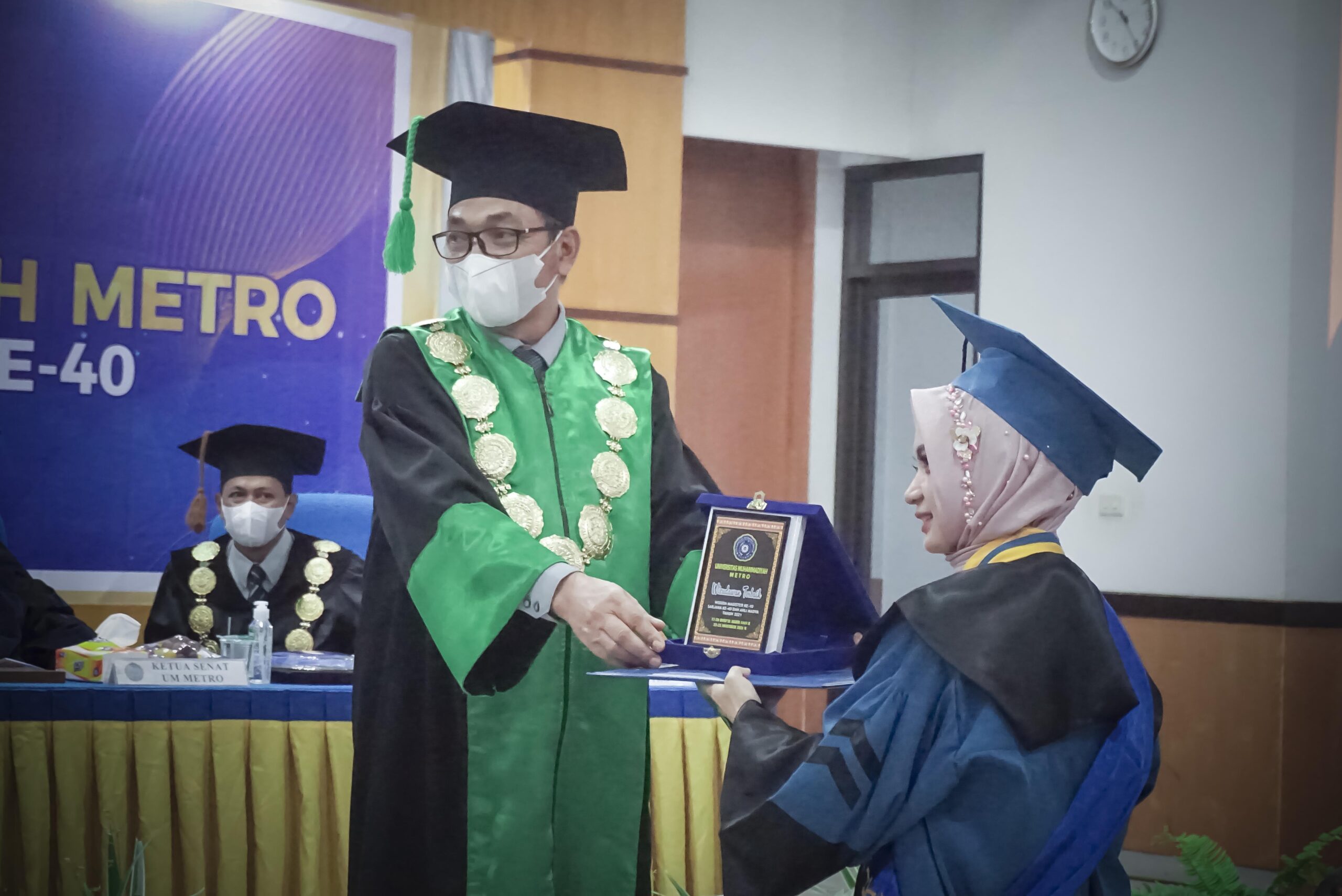 Maksimalkan Peran Istri, Bekerja Sekaligus Berkuliah, Tak Menghambat Mia Jadi Wisudawan Terbaik Program Pascasarjana