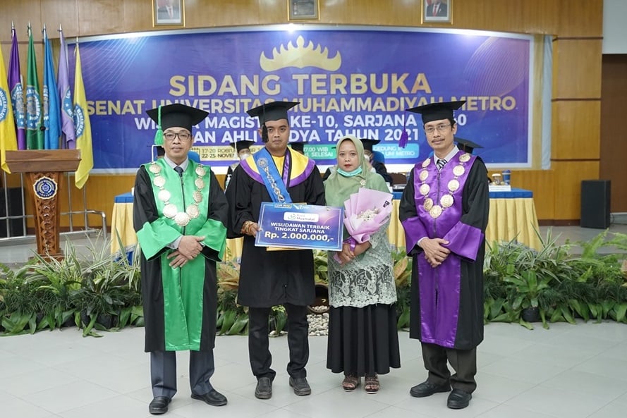 Raih Predikat Wisudawan Terbaik, Widyo Merupakan Tulang Punggung Keluarga dengan Segudang Prestasi