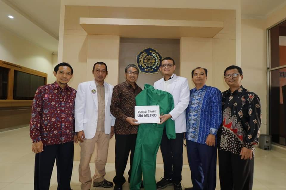 UM Metro Serahkan APD Kepada IDI Kota Metro dan Galang Donasi Covid-19