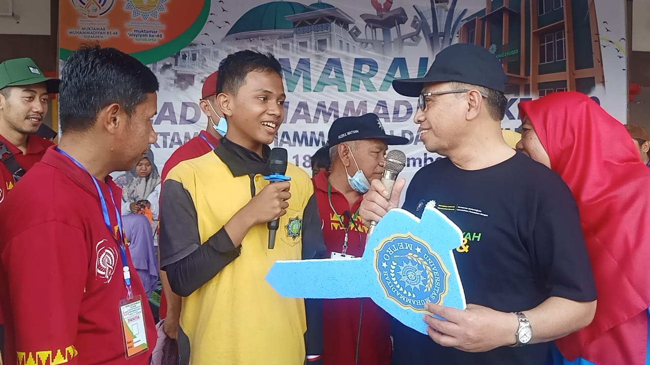 Rektor UM Metro Serahkan Hadiah Utama Jalan Sehat, Semarak Muktamar Muhammadiyah dan Aisyiyah ke-48