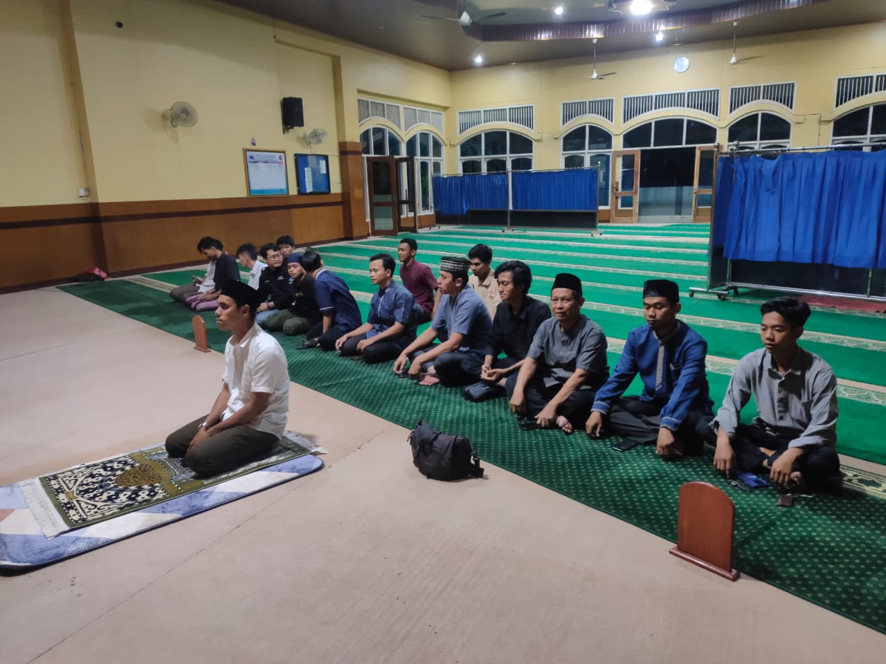 Rektor UM Metro Shalat Tarawih Bersama Mahasiswa di Kampus I