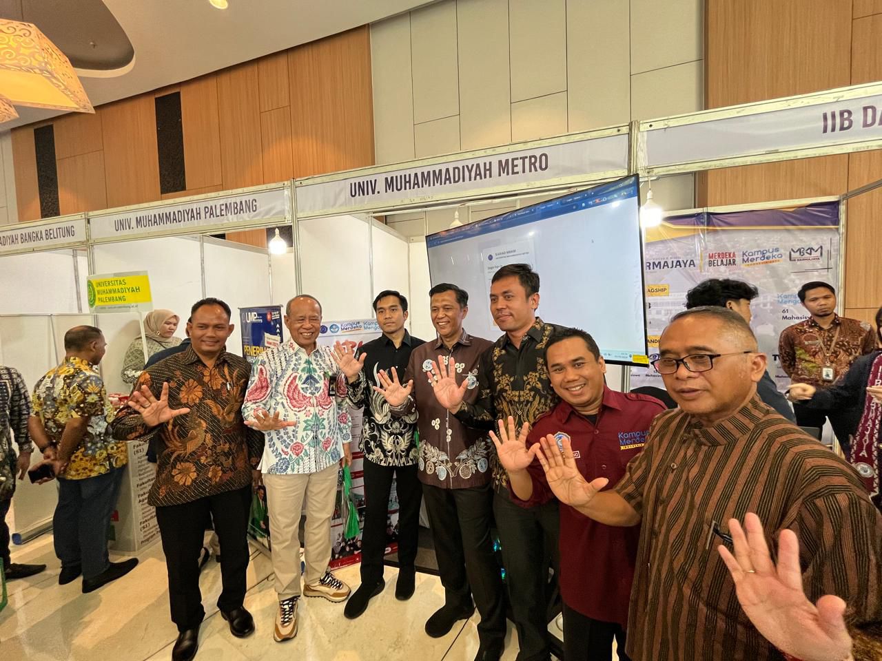Kepala LLDikti Wilayah II Kunjungi Stand UM Metro di Raker PTS Wilayah II