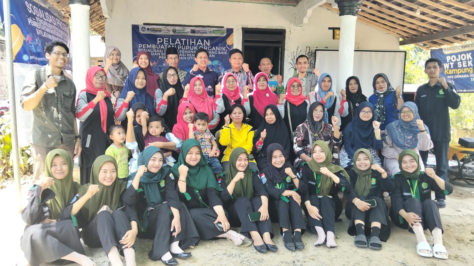 Tim PkM UM Metro-ITERA Latih Pembuatan Pupuk Organik KWT di Ngestirahayu Punggur
