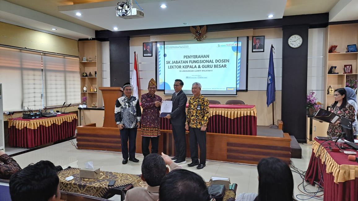 Dosen UM Metro, Muhfahroyin, Terima SK Guru Besar dari LLDIKTI Wilayah II: Penghargaan dan Komitmen Peningkatan Kualitas Pendidikan