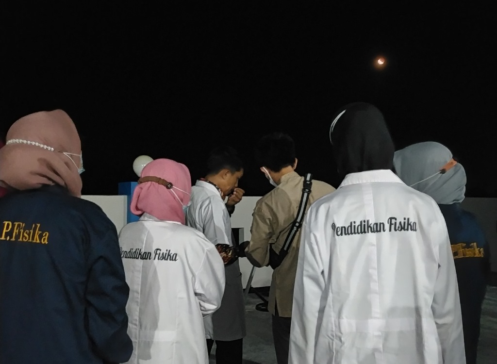 Lakukan Praktikum, Pendidikan Fisika Amati Super Blood Moon