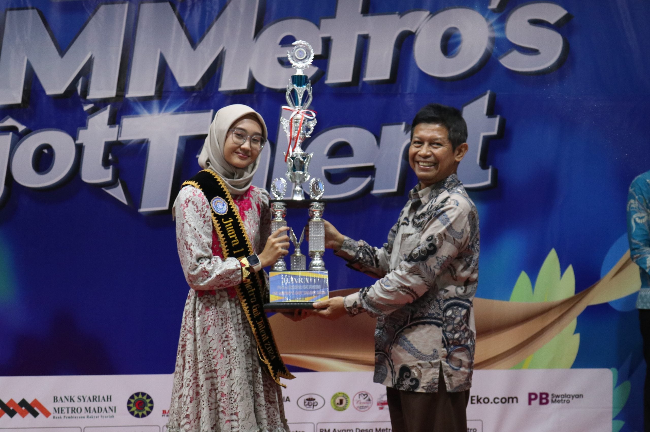 Dr. Nyoto Serahkan Piala Rektor kepada Juara UMMetro's Got Talent 2024
