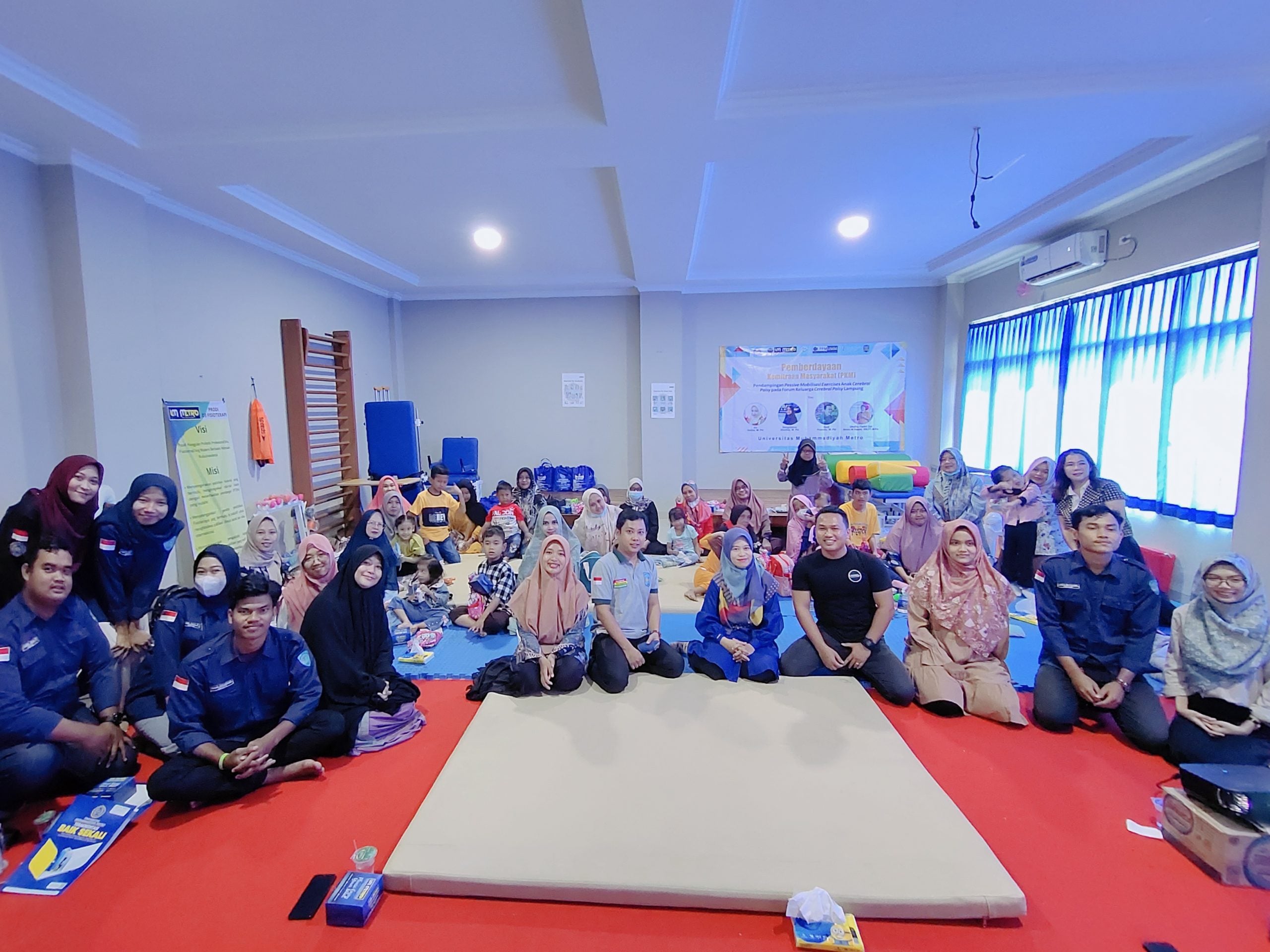 Peduli Anak Cerebral Palsy, Dosen UM Metro Beri Pendampingan Passive Mobilisasi Exercises
