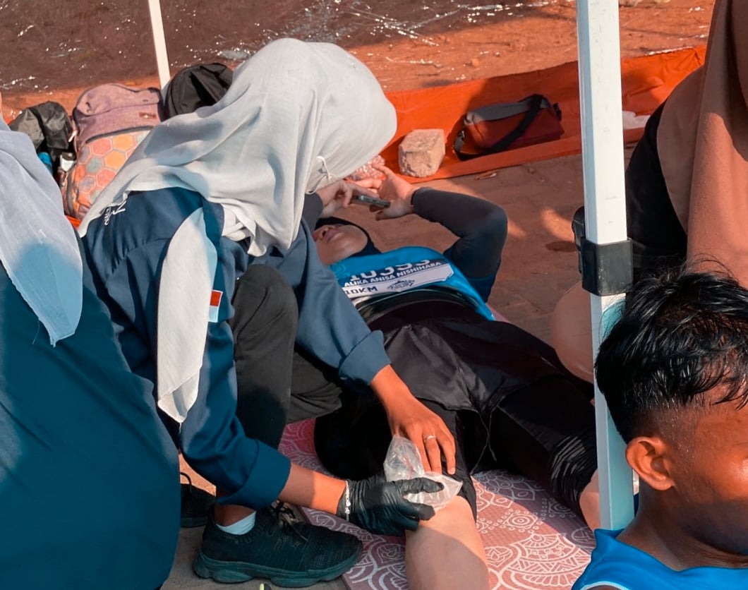 Bareng IFI Lampung, Anggota Himfi UM Metro Jadi Nakes Lampung Half Highland Marathon