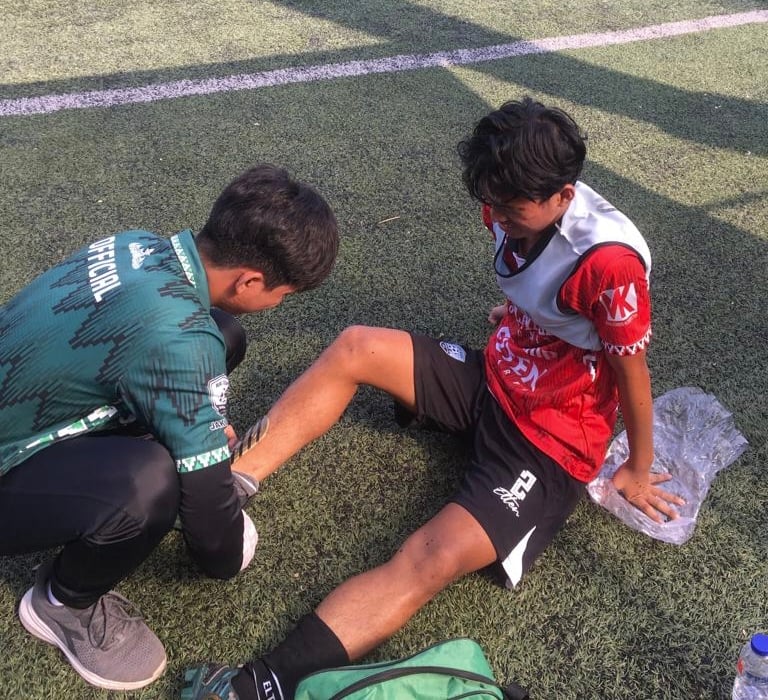 Mahasiswa D3 Fisioterapi UM Metro Jadi Tim Medis Sepak Bola U-16 MK RRI Lampung