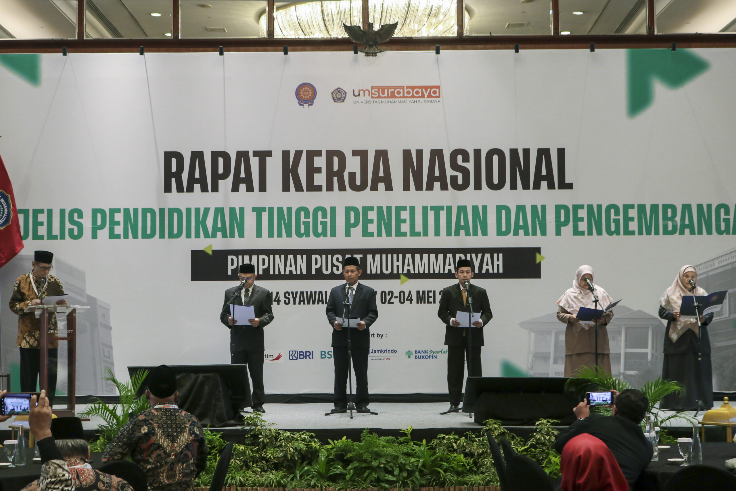 Pelantikan Dr. Nyoto Suseno Sebagai Rektor UM Metro Masa Jabatan 2023-2027 Berlangsung di Surabaya