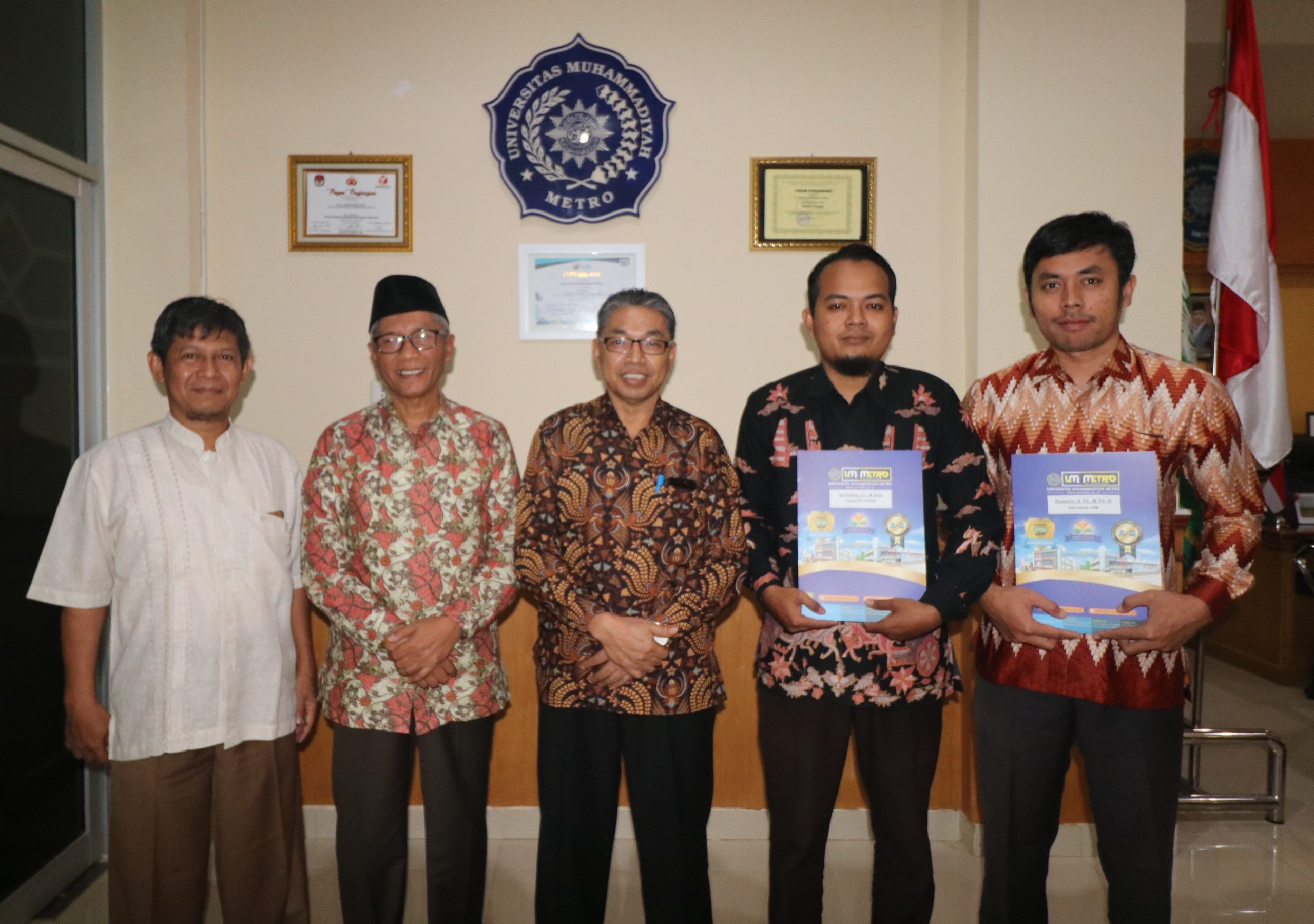 Rektor UM Metro Pertahankan Sekretaris LPM dan Kepala Pustik