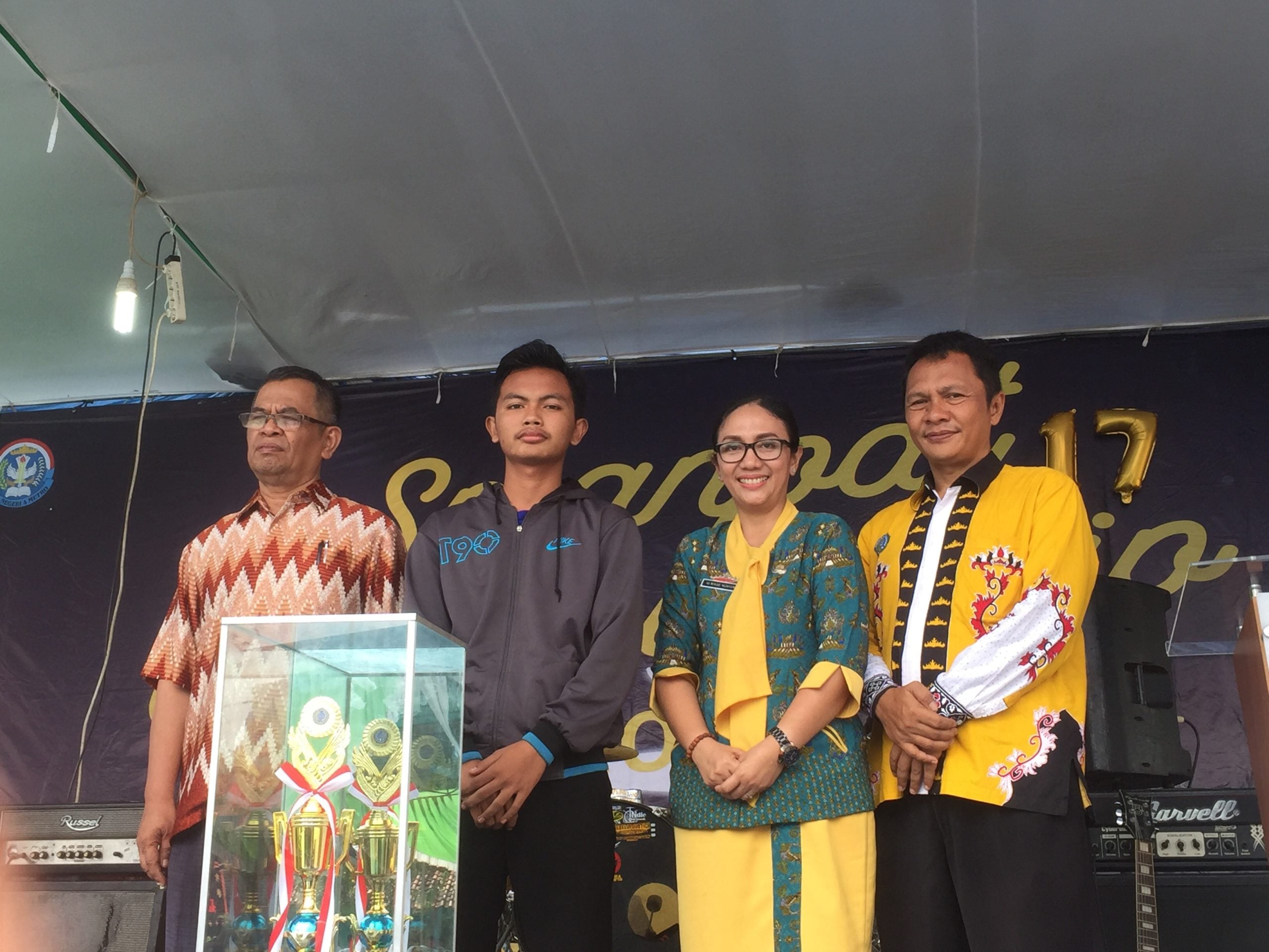 Wakil Rektor IV UM Metro Serahkan Piala Rektor di HUT ke-17 SMANPAT Metro