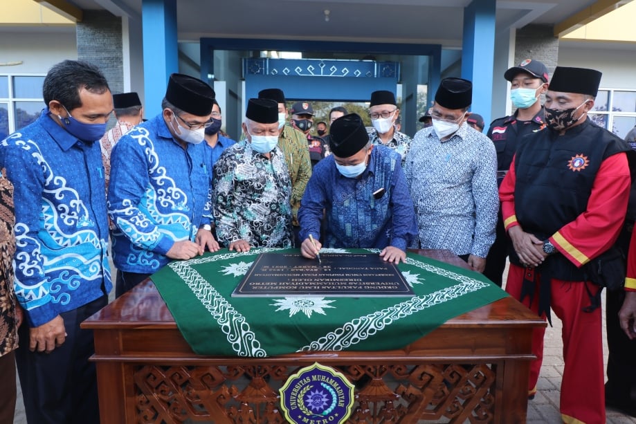 Sekretaris Umum PP Muhammadiyah Tandatangani Prasasti Peresmian Gedung Fikom UM Metro