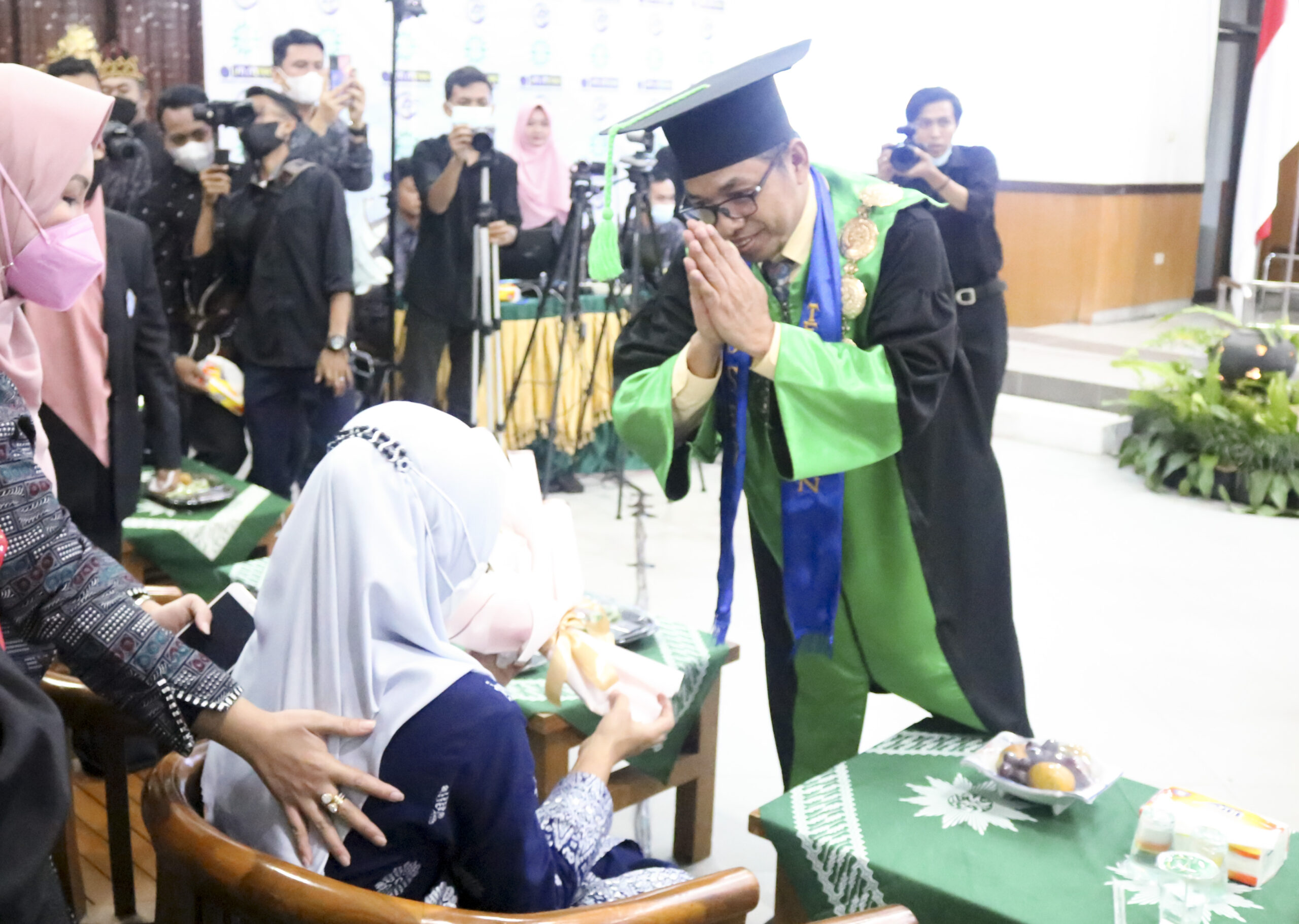 Wisuda Digantikan Orang Tua, Wisuda UM Metro Penuh Haru Biru