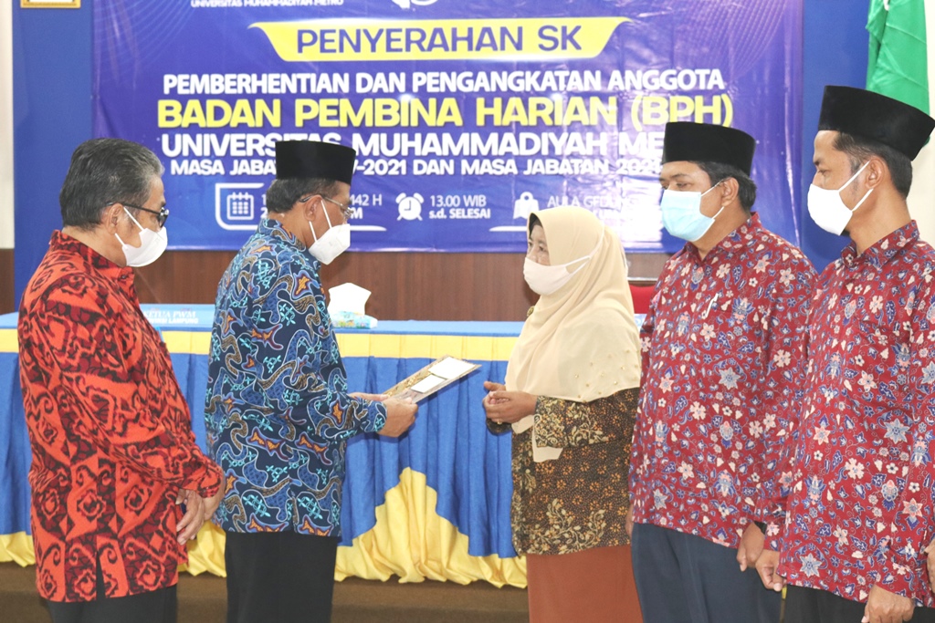 Ketua PWM Lampung Serahkan SK Pengangkatan Anggota BPH UM Metro Masa Jabatan 2021-2023