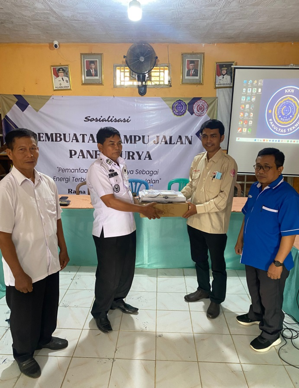 Manfaatkan Energi Terbarukan, KKN Fakultas Teknik UM Metro Pasang Lampu Panel Surya