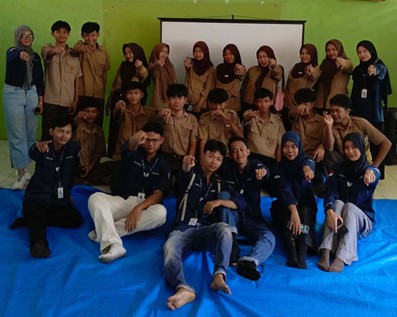 Mahasiswa KKN Prodi Ilmu Komputer adakan Pelatihan Pembuatan Curiculum Vitae (CV) di SMK Bakti Pemuda Sindang Sari