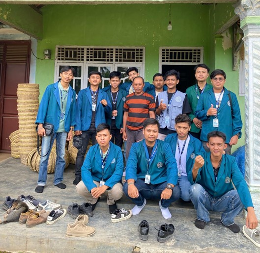 Mahasiswa KKN Prodi Ilmu Komputer Kenalkan E-Commerce ke Pengepul Kerajinan Anyaman Bambu Desa Sidomulyo