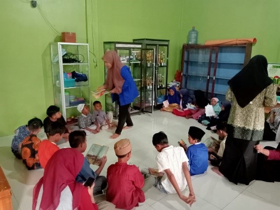 Tingkatkan Minat Baca Anak Sekolah Hadimulyo Timur, Dosen UM Metro Buat Pojok Literasi