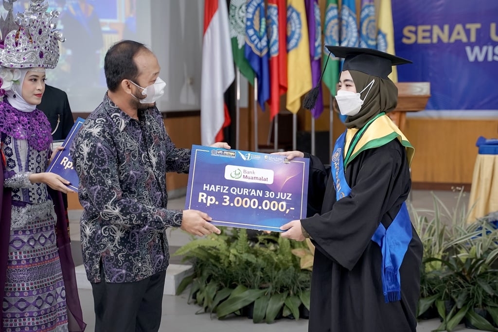 Bank Muamalat Metro Beri Apresiasi Wisudawan Terbaik dan Hafidz Qur’an UM Metro