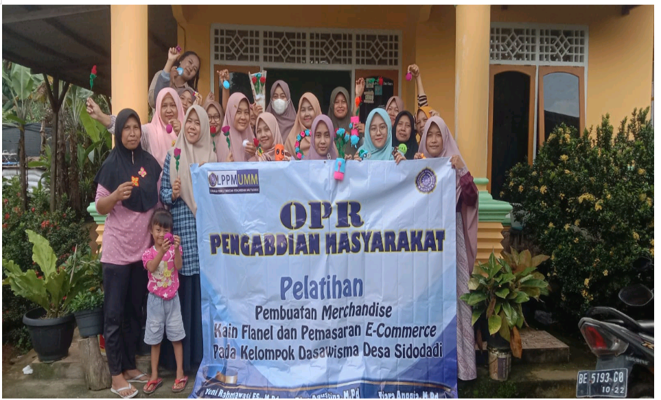 Pelatihan Pembuatan Merchandise Kain Flanel dan Pemasaran E-commerce pada Kelompok Dasawiswa Desa Sidodadi