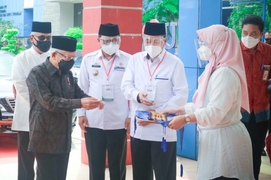 Terima Kunjungan Wapres RI, Rektor UM Metro Berikan Slempang Tapis Selamat Datang