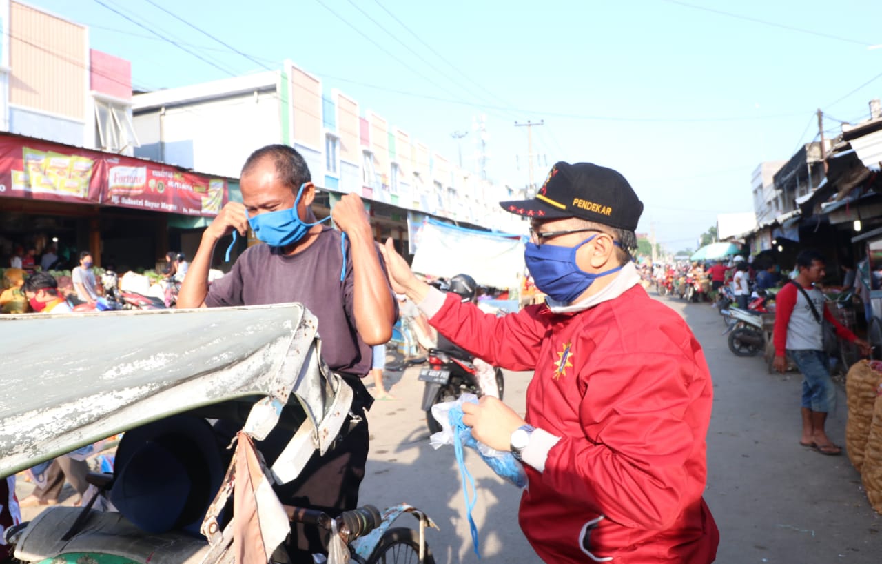 UM Metro Bagikan Masker di Pasar Cendrawasih Metro