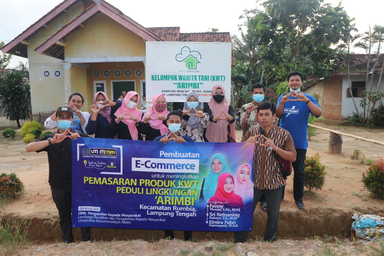 Dosen UM Metro Bantu Pemasaran Produk Olahan Bank Sampah KWT Arimbi Rumbia