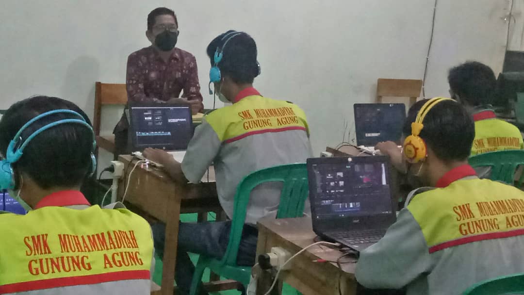 Fikom UM Metro Beri Pendampingan Uji Kompetensi Keahlian di SMKS Muh Gunung Agung Tubaba