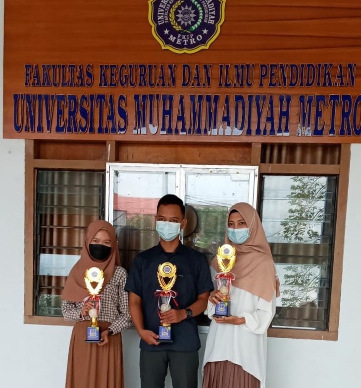 Wakil Dekan FKIP UM Metro Serahkan Piala Juara Pilmapres Tingkat Fakultas