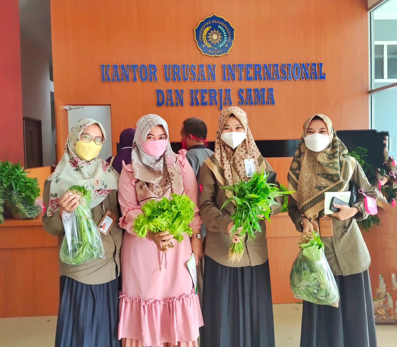 Karyawan Bank Syariah Indonesia Ramaikan Pojok Organik di UM Metro