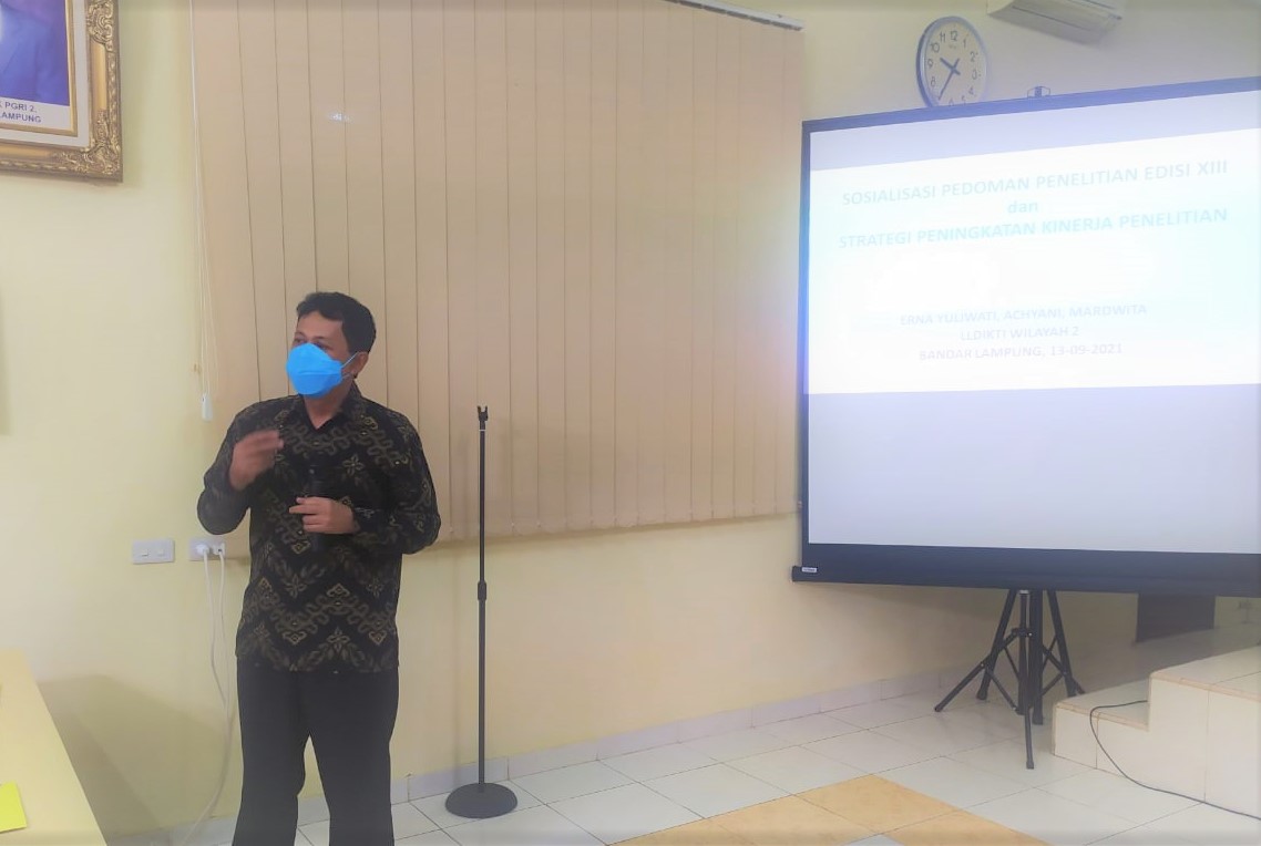 Dr. Achyani Beri Pendampingan Penyusunan Proposal Penelitian di STKIP PGRI Bandar Lampung