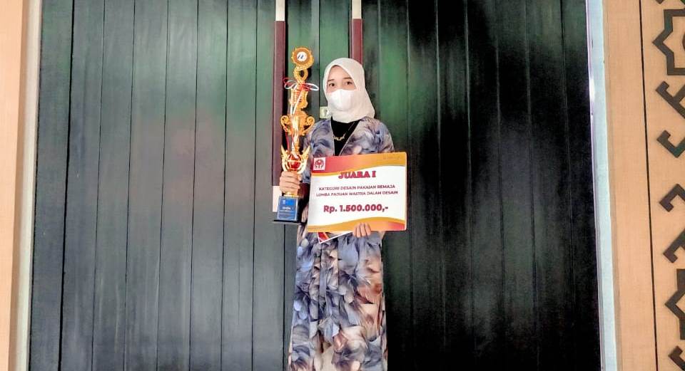 Mahasiswa Program Studi BK UM Metro Sabet juara 1 Desain Pakaian Remaja