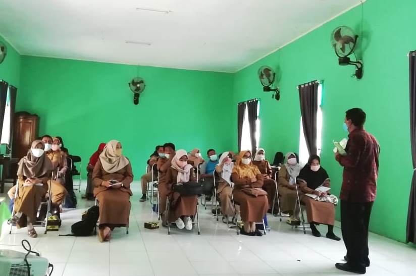 Dosen UM Metro Beri Pelatihan Penyusunan Bahan Ajar dan Perencanaan Pembelajaran di SLB Negeri Metro