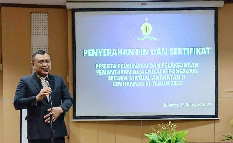 Dosen UM Metro Edi Ribut Terima Pin dan Sertifikat dari Lemhannas RI