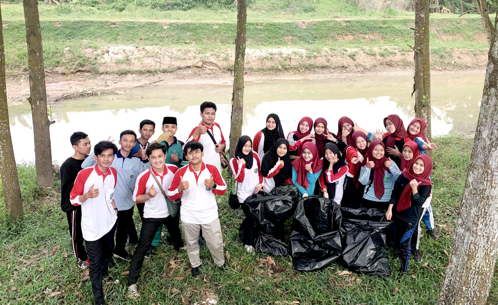 Ambil Sampah Plastik di Pinggir Sungai, Inilah Kesan Makrab Himadikmi