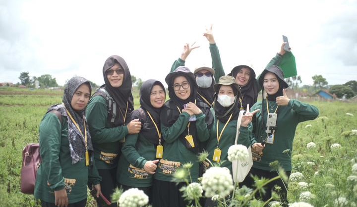 Belajar Langsung Budidaya Sayuran, Mahasiswa S2 Pendidikan Biologi UM Metro Datangi Kebun Sayur di Lampung Barat