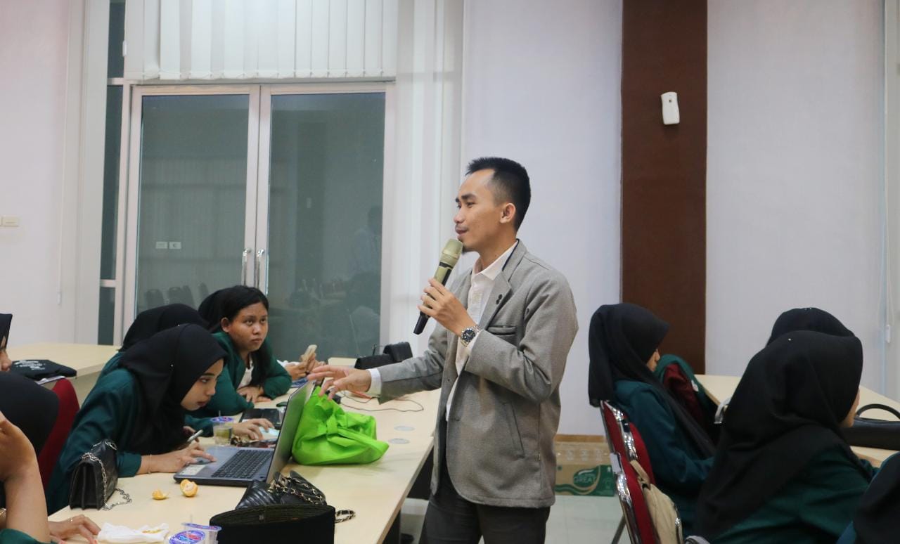 Desi Budiono, Dosen Pendidikan Ekonomi UM Metro Latih Administrasi Organisasi Kepada Mahasiswa
