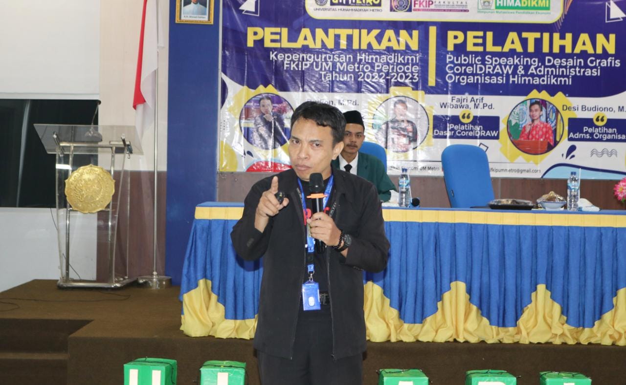 Latih Public Speaking Pada Acara Prodi Pendidikan Ekonomi UM Metro, Rudion Tekankan Perlu Berlatih Terus!