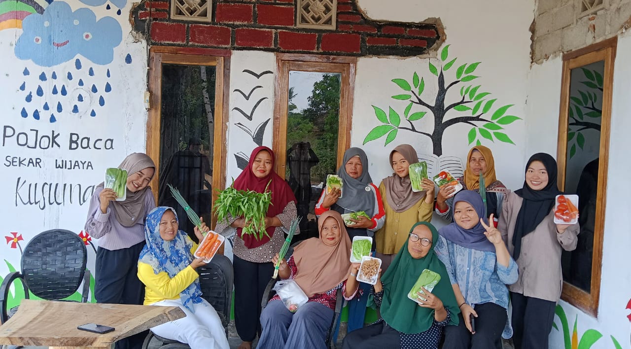 Beri Pelatihan Packing Sayuran, Tim PPK ORMAWA Himadikmi UM Metro Kuatkan Life Skill KWT Sekar Wijaya