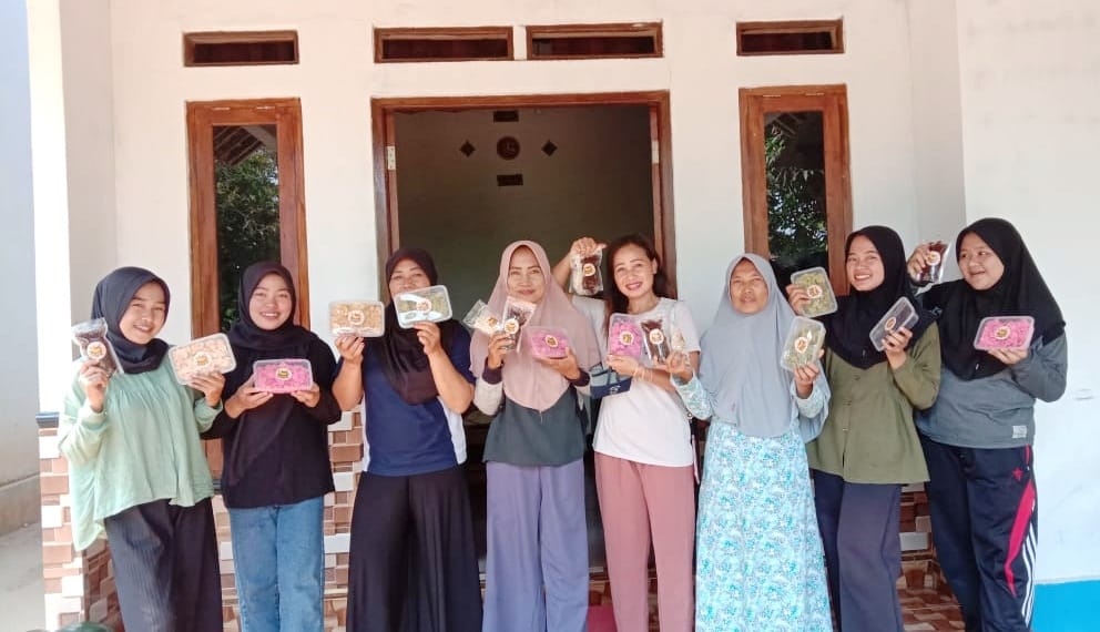 Pembelajaran Pembuatan Keripik Berbagai Rasa, Tim PPK ORMAWA Himadikmi UM Metro Kuatkan Life Skill KWT Rosalia
