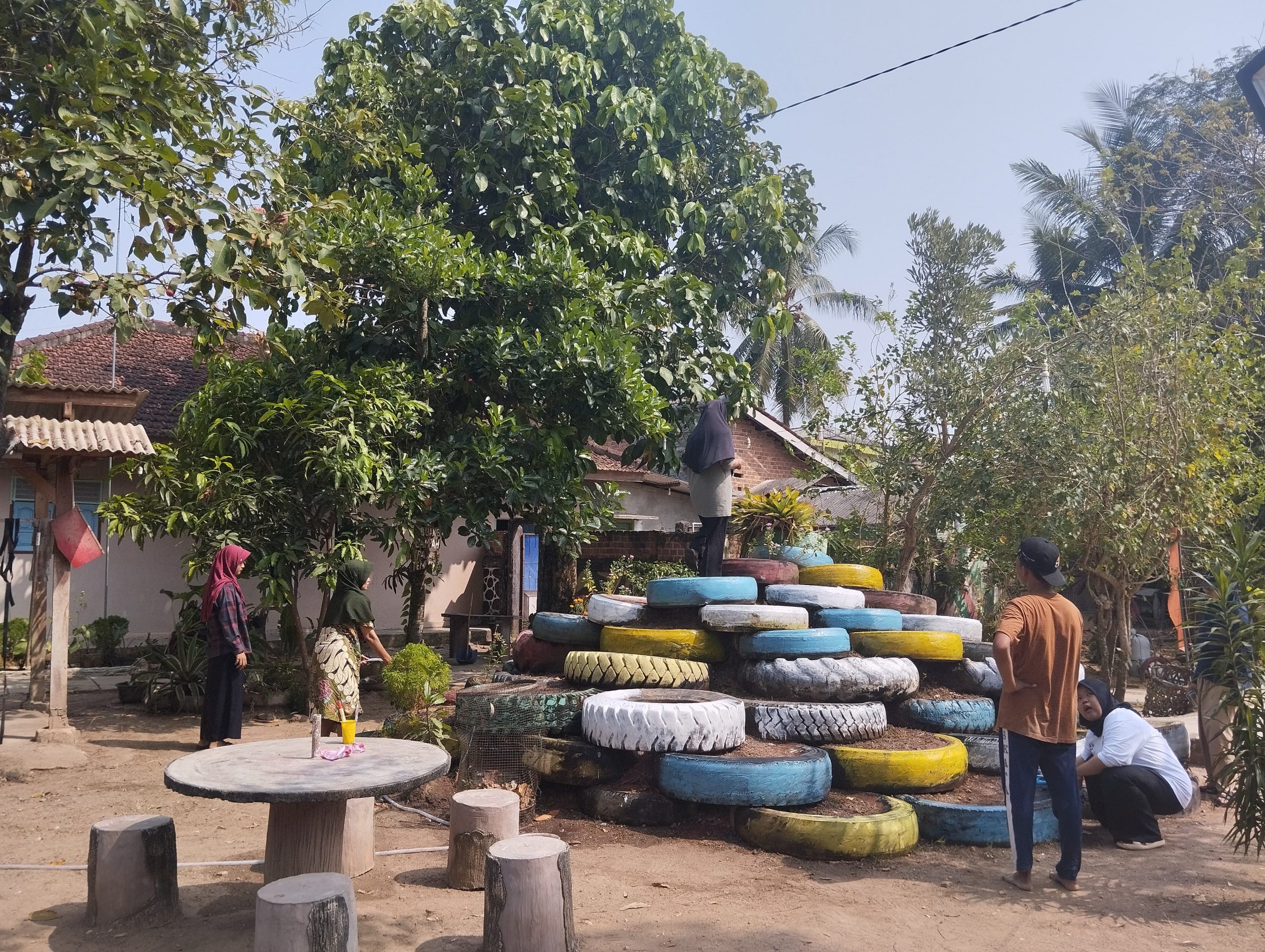 Tim PPK ORMAWA IMAFIS Lakukan Restorasi di Sanggar Seni Gemati Suminar, Mulai dari Pembangunan Gapura hingga Pengecatan Gunungan Ban