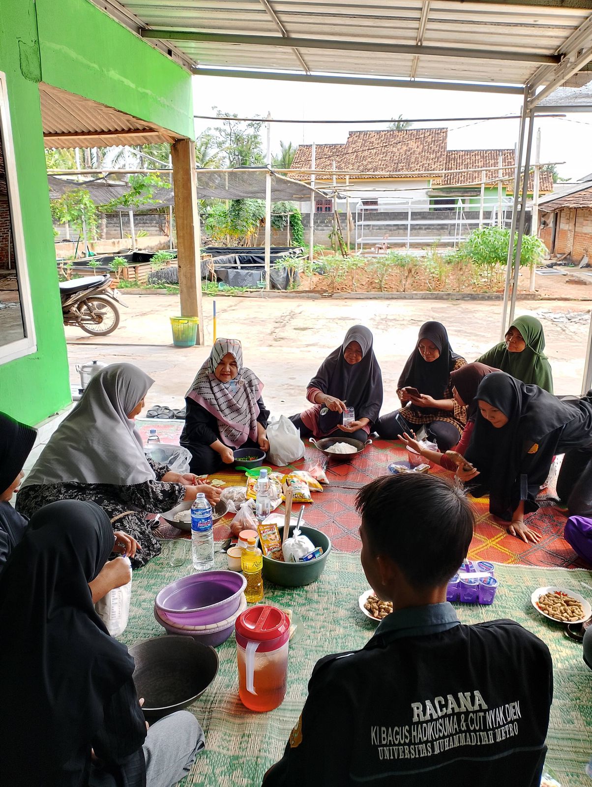 Wakil Rektor III UM Metro Latih Ibu-Ibu KWT Desa Sumberagung Membuat Pempek dalam Kegiatan PPK ORMAWA