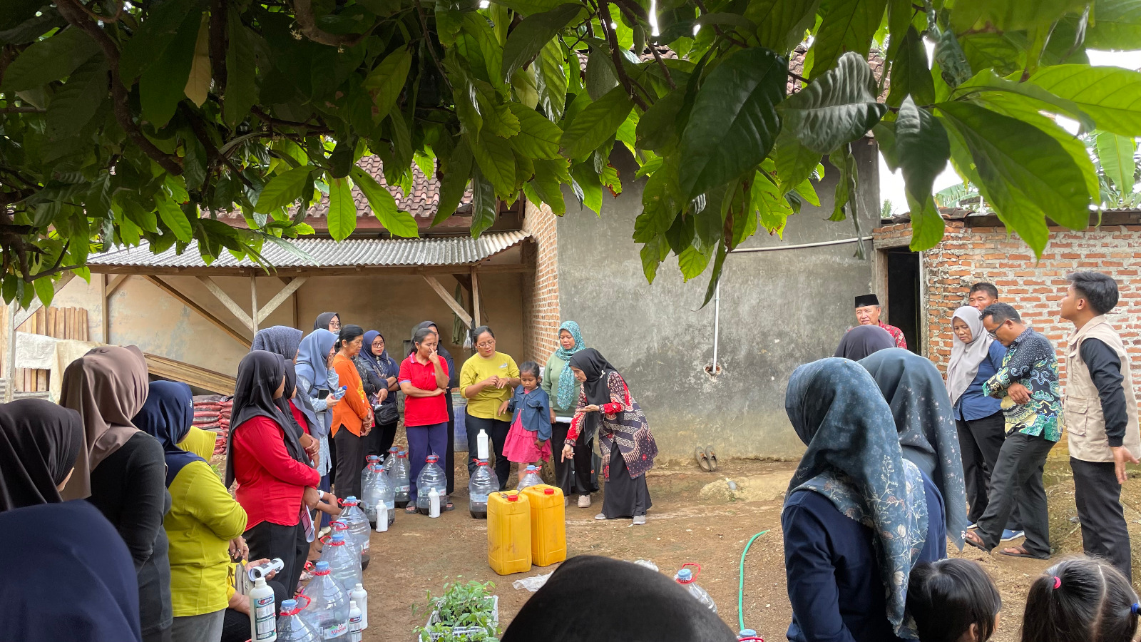 Tim Mahasiswa Berdampak UM Metro Beri Pelatihan dan Pendampingan Pembuatan Pupuk Organik dan Pupuk Kompos kepada KWT Desa Rejoagung