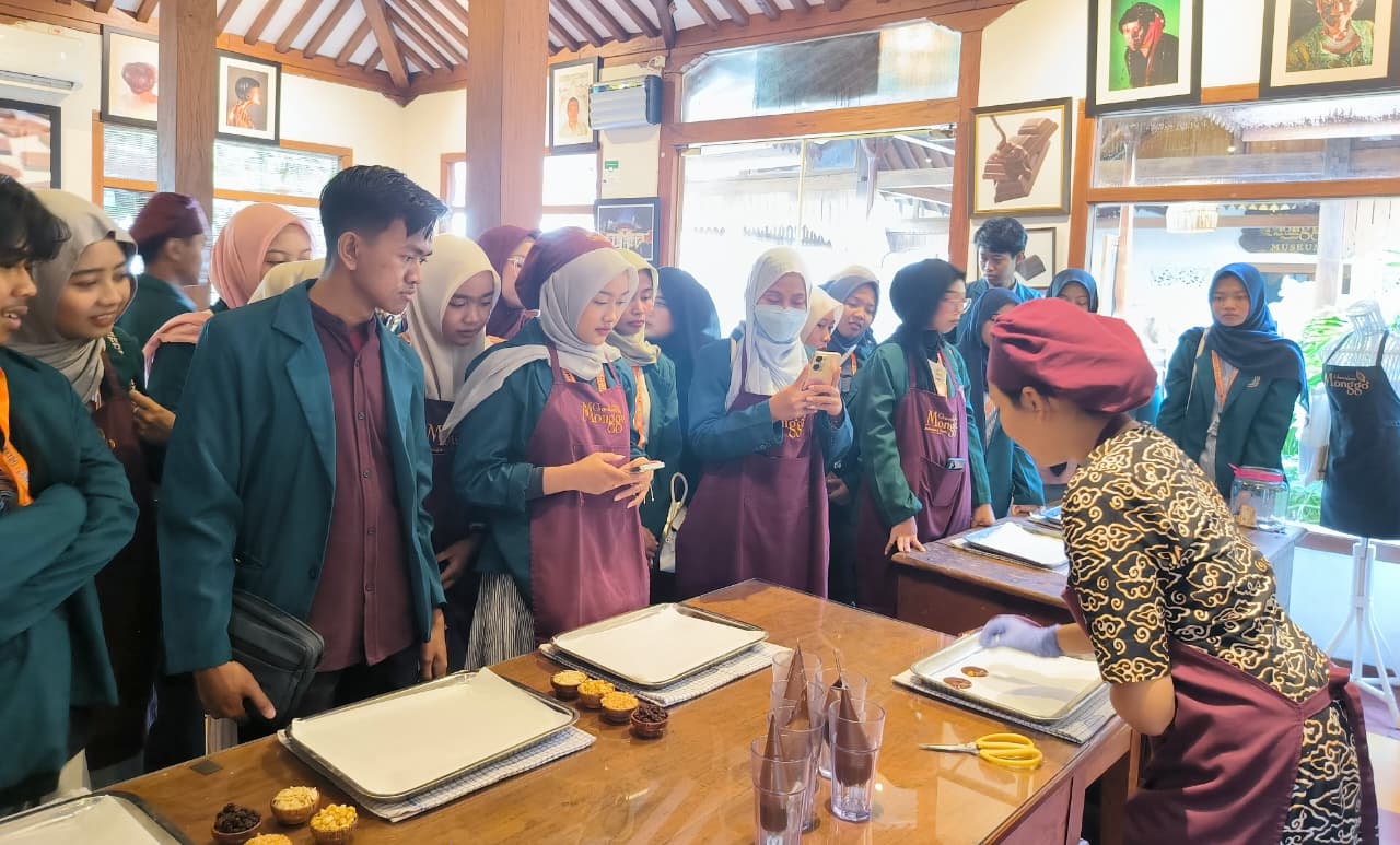 Perkuat Literasi Kewirausahaan, Prodi Pendidikan Ekonomi FKIP UM Metro Kunjungi Cokelat Monggo Yogyakarta   